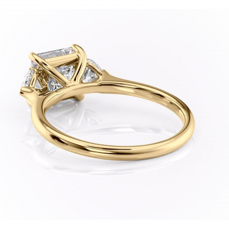 Inel de logodnă Aislyn din aur Galben 14kt cu moissanite tăietură princess – Montură cu trei pietre rafinată pentru profil înalt | Personalizează și configurează gratuit online [3]