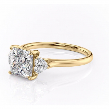 Inel de logodnă Aislyn din aur Galben 14kt cu moissanite tăietură princess – Montură cu trei pietre rafinată pentru profil înalt | Personalizează și configurează gratuit online [6]