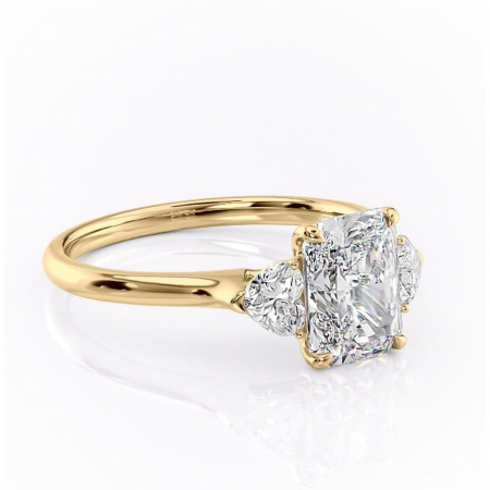 Aur galben - Inel de logodnă Aislyn din aur Galben 18kt cu moissanite tăietură radiantă – Montură cu trei pietre rafinată pentru profil înalt | Personalizează și configurează gratuit online