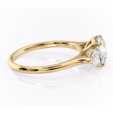 Inel de logodnă Aislyn din aur Galben 14kt cu moissanite tăietură rotundă – Montură cu trei pietre rafinată pentru profil înalt | Personalizează și configurează gratuit online [1]