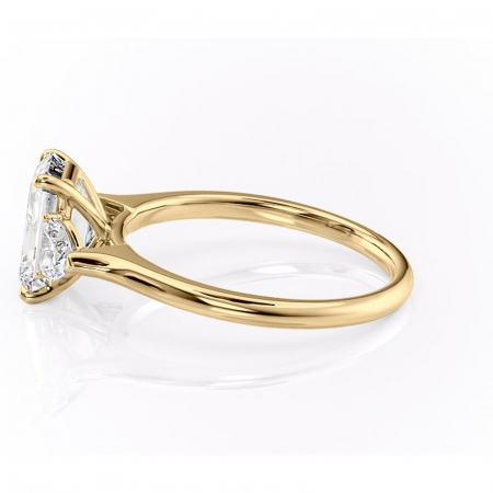 Inel de logodnă Aislyn din aur Galben 14kt cu moissanite tăietură smarald – Montură cu trei pietre rafinată pentru profil înalt | Personalizează și configurează gratuit online [5]