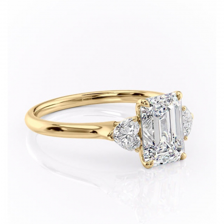Aur galben - Inel de logodnă Aislyn din aur Galben 18kt cu moissanite tăietură smarald – Montură cu trei pietre rafinată pentru profil înalt | Personalizează și configurează gratuit online