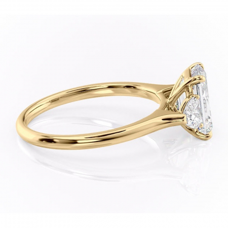 Inel de logodnă Aislyn din aur Galben 14kt cu moissanite tăietură smarald – Montură cu trei pietre rafinată pentru profil înalt | Personalizează și configurează gratuit online [1]