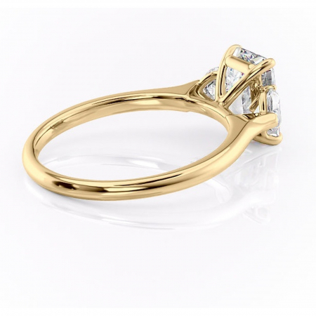 Inel de logodnă Aislyn din aur Galben 14kt cu moissanite tăietură smarald – Montură cu trei pietre rafinată pentru profil înalt | Personalizează și configurează gratuit online [2]