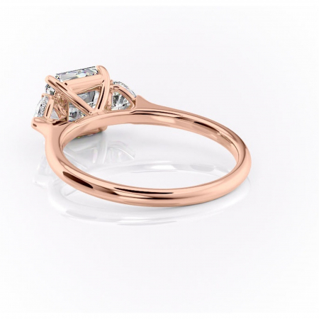 Inel de logodnă Aislyn din aur Rose 14kt cu moissanite tăietură asscher – Montură cu trei pietre rafinată pentru profil înalt | Personalizează și configurează gratuit online [3]