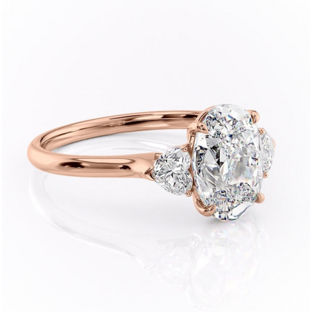 Aur roz - Inel de logodnă Aislyn din aur Rose 18kt cu moissanite tăietură ovală – Montură cu trei pietre rafinată pentru profil înalt | Personalizează și configurează gratuit online