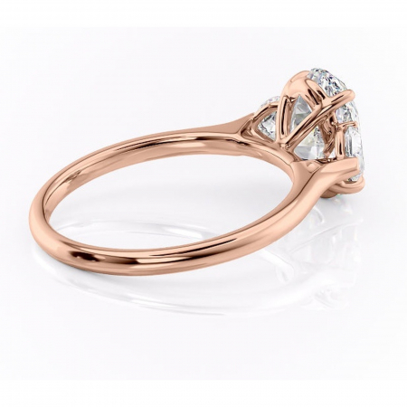 Inel de logodnă Aislyn din aur Rose 14kt cu moissanite tăietură ovală – Montură cu trei pietre rafinată pentru profil înalt | Personalizează și configurează gratuit online [2]