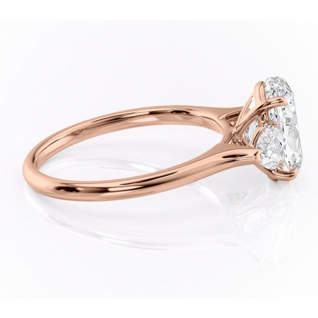 Inel de logodnă Aislyn din aur Rose 14kt cu moissanite tăietură ovală – Montură cu trei pietre rafinată pentru profil înalt | Personalizează și configurează gratuit online [1]