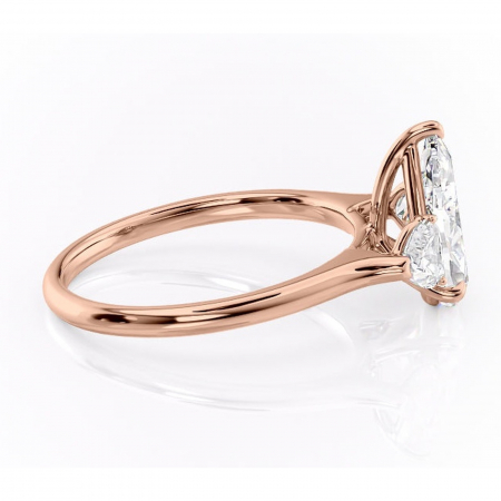 Inel de logodnă Aislyn din aur Rose 18kt cu moissanite tăietură pară – Montură cu trei pietre rafinată pentru profil înalt | Personalizează și configurează gratuit online [1]
