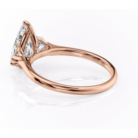 Inel de logodnă Aislyn din aur Rose 18kt cu moissanite tăietură pară – Montură cu trei pietre rafinată pentru profil înalt | Personalizează și configurează gratuit online [4]