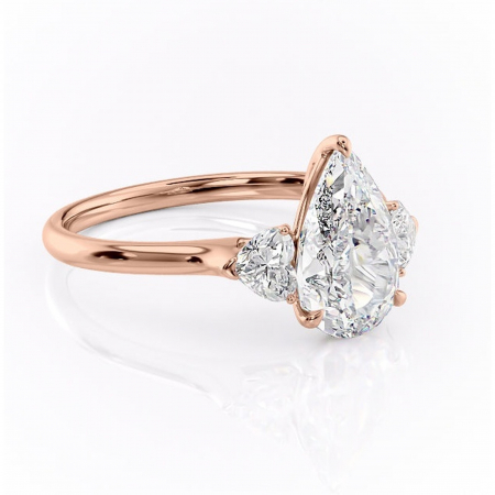 Aur roz - Inel de logodnă Aislyn din aur Rose 18kt cu moissanite tăietură pară – Montură cu trei pietre rafinată pentru profil înalt | Personalizează și configurează gratuit online