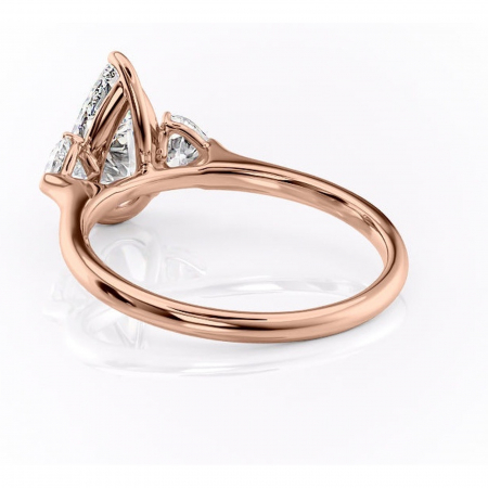 Inel de logodnă Aislyn din aur Rose 18kt cu moissanite tăietură pară – Montură cu trei pietre rafinată pentru profil înalt | Personalizează și configurează gratuit online [3]