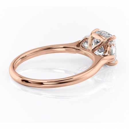 Inel de logodnă Aislyn din aur Rose 14kt cu moissanite tăietură pernă – Montură cu trei pietre rafinată pentru profil înalt | Personalizează și configurează gratuit online [2]