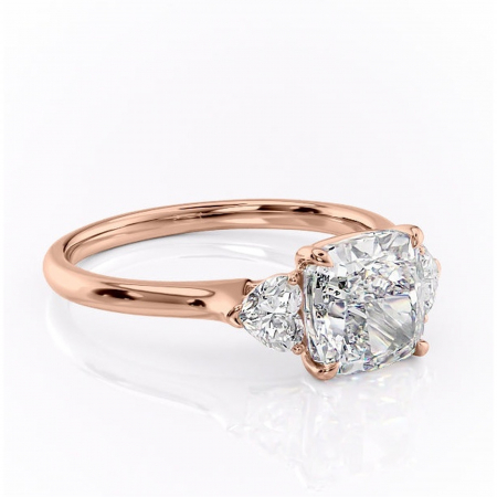 Aur roz - Inel de logodnă Aislyn din aur Rose 18kt cu moissanite tăietură pernă – Montură cu trei pietre rafinată pentru profil înalt | Personalizează și configurează gratuit online