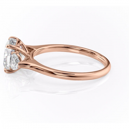 Inel de logodnă Aislyn din aur Rose 14kt cu moissanite tăietură pernă – Montură cu trei pietre rafinată pentru profil înalt | Personalizează și configurează gratuit online [5]