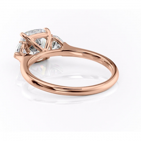 Inel de logodnă Aislyn din aur Rose 14kt cu moissanite tăietură pernă – Montură cu trei pietre rafinată pentru profil înalt | Personalizează și configurează gratuit online [3]