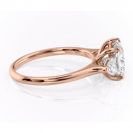 Inel de logodnă Aislyn din aur Rose 18kt cu moissanite tăietură princess – Montură cu trei pietre rafinată pentru profil înalt | Personalizează și configurează gratuit online [1]