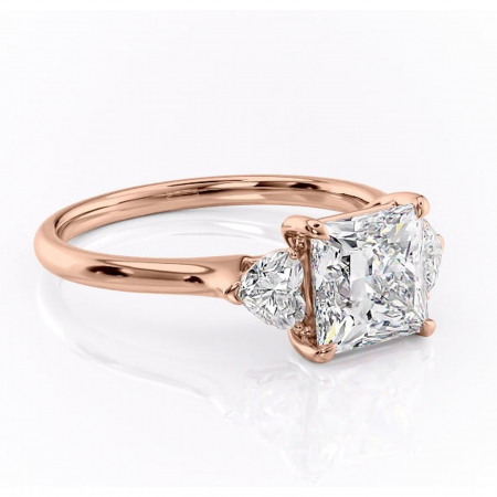 Aur roz - Inel de logodnă Aislyn din aur Rose 18kt cu moissanite tăietură princess – Montură cu trei pietre rafinată pentru profil înalt | Personalizează și configurează gratuit online