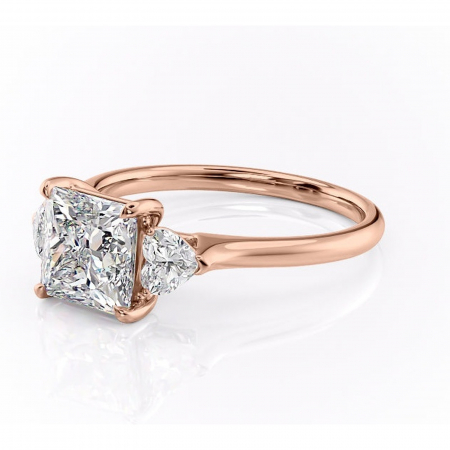 Inel de logodnă Aislyn din aur Rose 18kt cu moissanite tăietură princess – Montură cu trei pietre rafinată pentru profil înalt | Personalizează și configurează gratuit online [6]