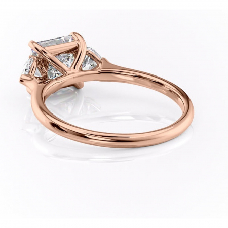 Inel de logodnă Aislyn din aur Rose 18kt cu moissanite tăietură princess – Montură cu trei pietre rafinată pentru profil înalt | Personalizează și configurează gratuit online [3]