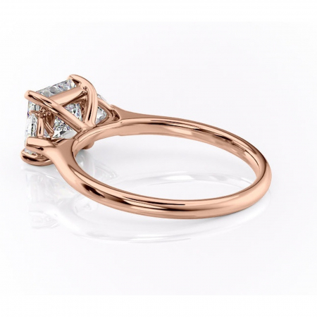 Inel de logodnă Aislyn din aur Rose 18kt cu moissanite tăietură princess – Montură cu trei pietre rafinată pentru profil înalt | Personalizează și configurează gratuit online [4]