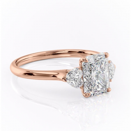 Aur roz - Inel de logodnă Aislyn din aur Rose 18kt cu moissanite tăietură radiantă – Montură cu trei pietre rafinată pentru profil înalt | Personalizează și configurează gratuit online