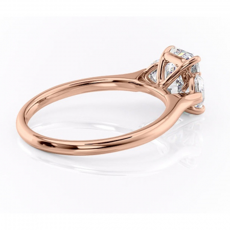 Inel de logodnă Aislyn din aur Rose 18kt cu moissanite tăietură radiantă – Montură cu trei pietre rafinată pentru profil înalt | Personalizează și configurează gratuit online [2]