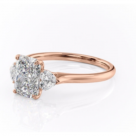 Inel de logodnă Aislyn din aur Rose 18kt cu moissanite tăietură radiantă – Montură cu trei pietre rafinată pentru profil înalt | Personalizează și configurează gratuit online [6]