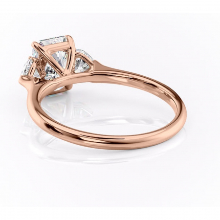 Inel de logodnă Aislyn din aur Rose 18kt cu moissanite tăietură radiantă – Montură cu trei pietre rafinată pentru profil înalt | Personalizează și configurează gratuit online [3]