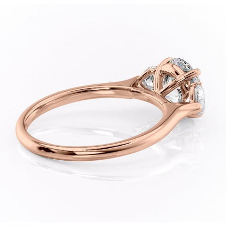 Inel de logodnă Aislyn din aur Rose 14kt cu moissanite tăietură rotundă – Montură cu trei pietre rafinată pentru profil înalt | Personalizează și configurează gratuit online [2]