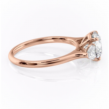 Inel de logodnă Aislyn din aur Rose 14kt cu moissanite tăietură rotundă – Montură cu trei pietre rafinată pentru profil înalt | Personalizează și configurează gratuit online [1]