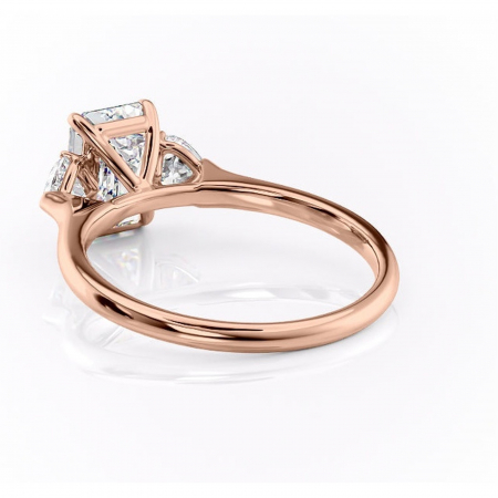 Inel de logodnă Aislyn din aur Rose 14kt cu moissanite tăietură smarald – Montură cu trei pietre rafinată pentru profil înalt | Personalizează și configurează gratuit online [3]