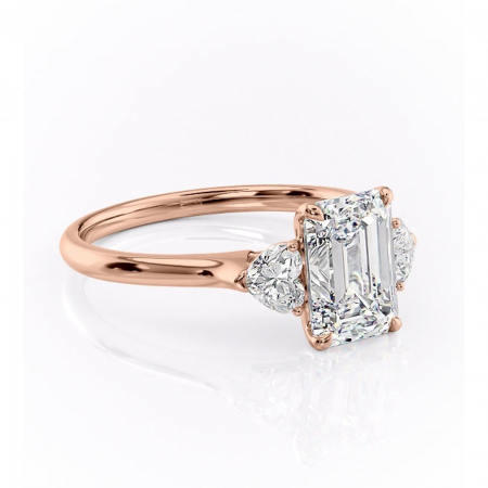 Aur roz - Inel de logodnă Aislyn din aur Rose 18kt cu moissanite tăietură smarald – Montură cu trei pietre rafinată pentru profil înalt | Personalizează și configurează gratuit online
