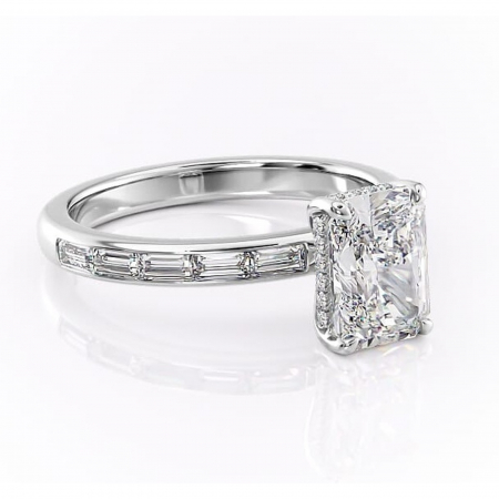 Radiantă - Inel de logodnă Alexandra din aur Alb 14kt cu moissanite tăietură radiantă – Montură cu canal rafinată pentru profil înalt | Personalizează și configurează gratuit online