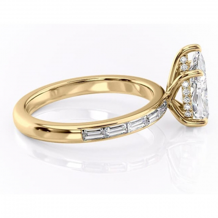 Inel de logodnă Alexandra din aur Galben 14kt cu moissanite tăietură pară – Montură cu canal rafinată pentru profil înalt | Personalizează și configurează gratuit online [1]