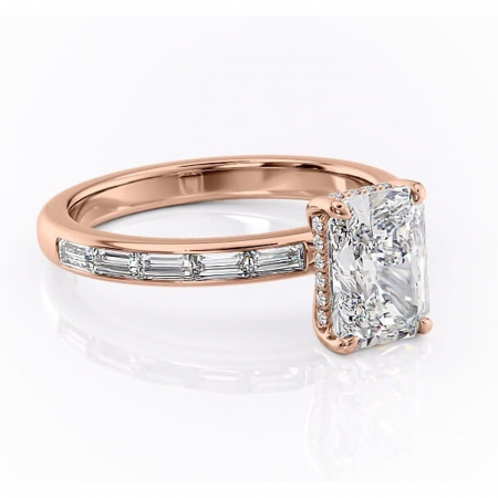 Radiantă - Inel de logodnă Alexandra din aur Rose 18kt cu moissanite tăietură radiantă – Montură cu canal rafinată pentru profil înalt | Personalizează și configurează gratuit online