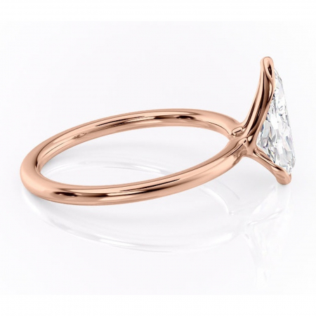Inel de logodnă Alouette din aur Rose 14kt cu moissanite tăietură pară – Solitar rafinată pentru profil mediu | Personalizează și configurează gratuit online [1]