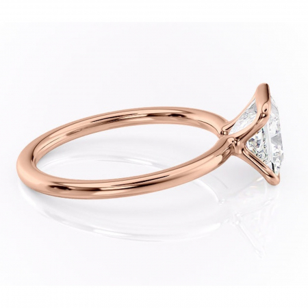 Inel de logodnă Alouette din aur Rose 14kt cu moissanite tăietură princess – Solitar rafinată pentru profil mediu | Personalizează și configurează gratuit online [1]