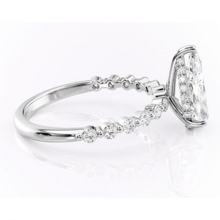Inel de logodnă Amara din aur Alb 18kt cu moissanite tăietură pară – Pietre laterale rafinată pentru profil înalt | Personalizează și configurează gratuit online [1]