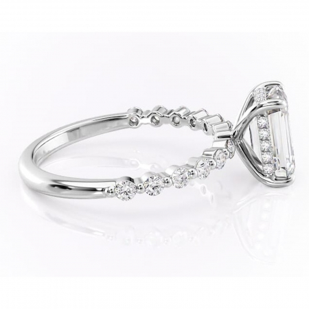 Inel de logodnă Amara din aur Alb 14kt cu moissanite tăietură smarald – Pietre laterale rafinată pentru profil înalt | Personalizează și configurează gratuit online [1]