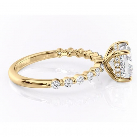 Inel de logodnă Amara din aur Galben 14kt cu moissanite tăietură pernă – Pietre laterale rafinată pentru profil înalt | Personalizează și configurează gratuit online [1]