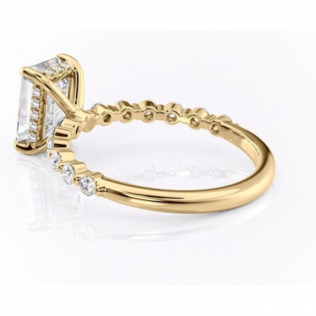 Inel de logodnă Amara din aur Galben 14kt cu moissanite tăietură smarald – Pietre laterale rafinată pentru profil înalt | Personalizează și configurează gratuit online [4]