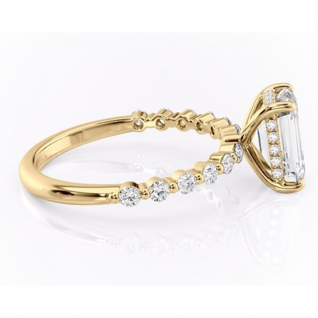 Inel de logodnă Amara din aur Galben 14kt cu moissanite tăietură smarald – Pietre laterale rafinată pentru profil înalt | Personalizează și configurează gratuit online [1]