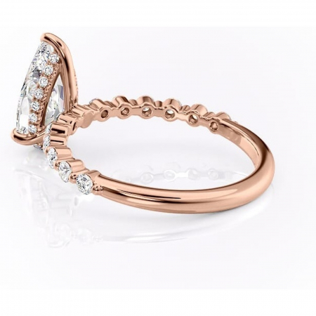 Inel de logodnă Amara din aur Rose 18kt cu moissanite tăietură pară – Pietre laterale rafinată pentru profil înalt | Personalizează și configurează gratuit online [4]