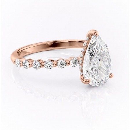 18K - Inel de logodnă Amara din aur Rose 18kt cu moissanite tăietură pară – Pietre laterale rafinată pentru profil înalt | Personalizează și configurează gratuit online