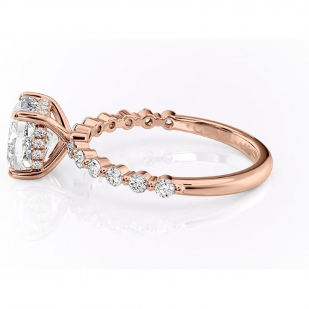 Inel de logodnă Amara din aur Rose 18kt cu moissanite tăietură pernă – Pietre laterale rafinată pentru profil înalt | Personalizează și configurează gratuit online [5]