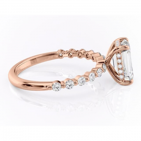 Inel de logodnă Amara din aur Rose 14kt cu moissanite tăietură smarald – Pietre laterale rafinată pentru profil înalt | Personalizează și configurează gratuit online [1]