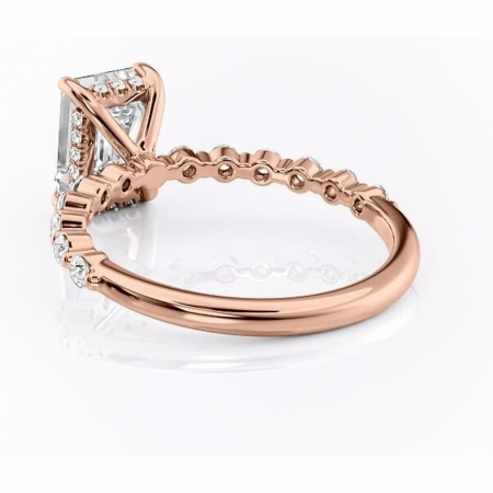 Inel de logodnă Amara din aur Rose 14kt cu moissanite tăietură smarald – Pietre laterale rafinată pentru profil înalt | Personalizează și configurează gratuit online [3]