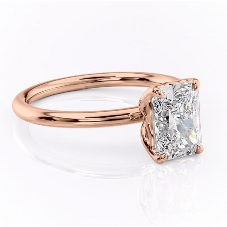 Radiantă - Inel de logodnă Arabeth din aur Rose 18kt cu moissanite tăietură radiantă – Solitar rafinată pentru profil înalt | Personalizează și configurează gratuit online