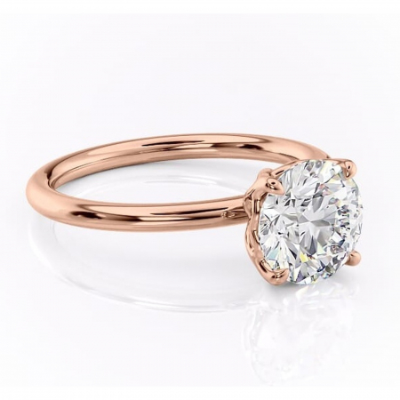 Aur roz - Inel de logodnă Arabeth din aur Rose 14kt cu moissanite tăietură rotundă – Solitar rafinată pentru profil înalt | Personalizează și configurează gratuit online